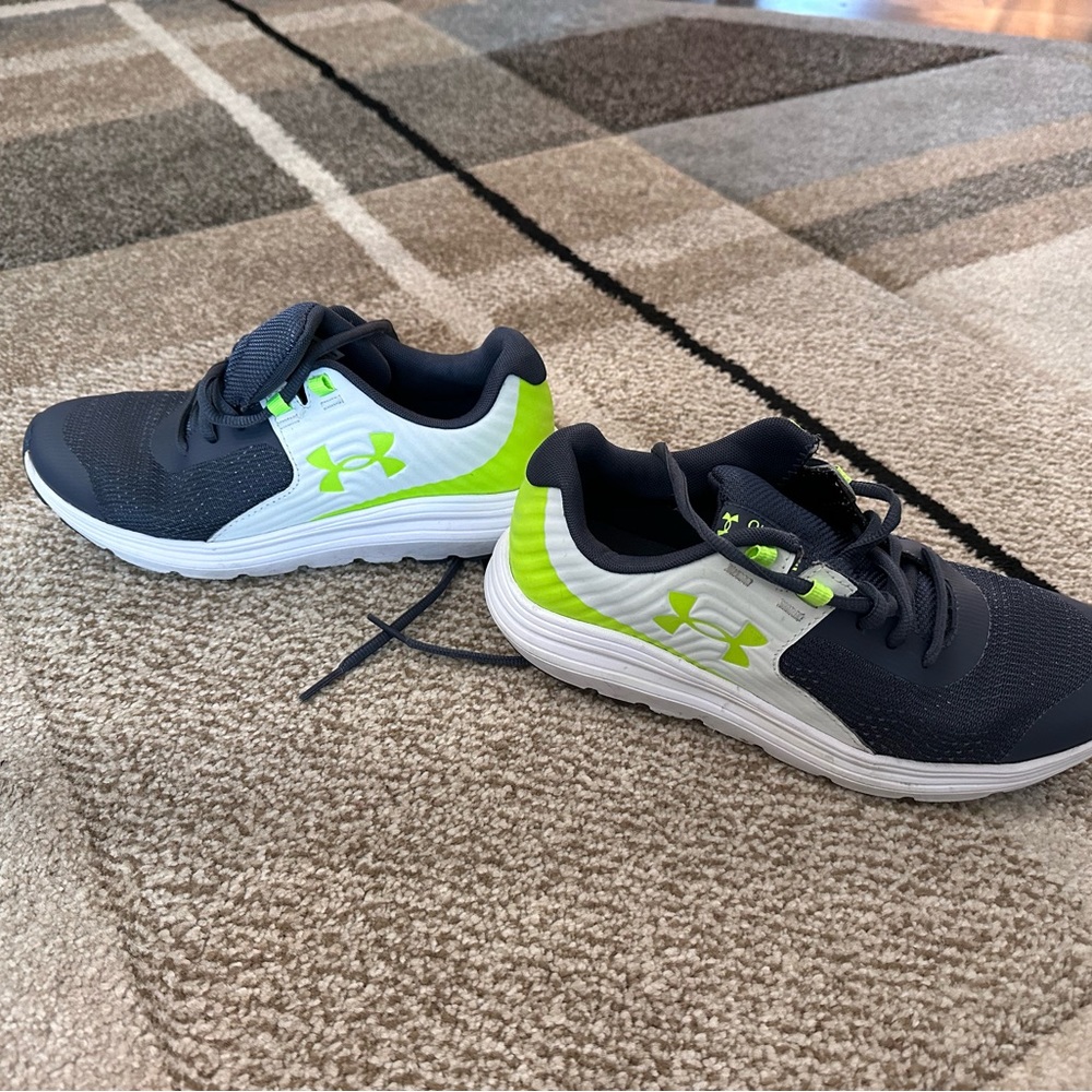 Boys shoes Under Armour Size 4.5
